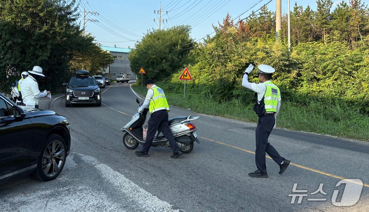 26일 경북 경주경찰서가 외동읍에서 지차제 등과 합동으로 외국인 무등록이륜차 운행 단속을 실시하고 있다. (경주경찰서제공, 재판매  및 DB금지) 2025.8.26/뉴스1  