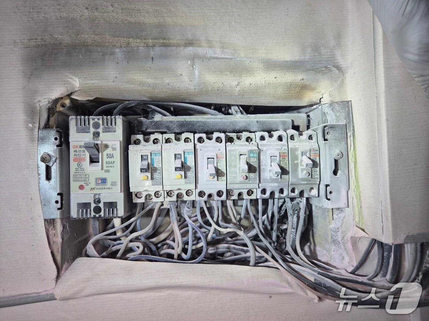 본문 이미지 - 지난 25일 오후 4시쯤 광주 북구 중흥동의 한 다세대주택 2층에서 불이 난 모습.&#40;광주 북부소방 제공. 재판매 및 DB 금지&#41;