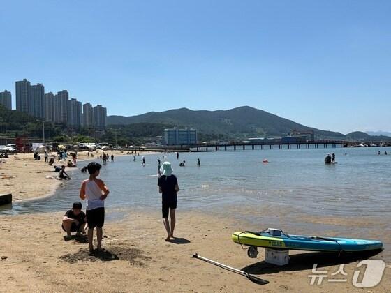 본문 이미지 - 지난 6월 29일 거제 사곡해수욕장을 찾은 피서객들이 물놀이를 즐기고 있다.2025.6.29/뉴스1 강미영기자