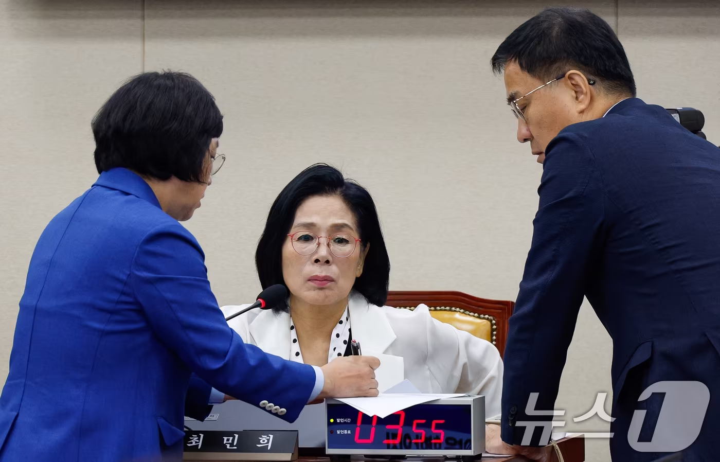 지난 8월 26일 서울 여의도 국회에서 열린 과학기술정보방송통신위원회 제428회 국회&#40;임시회&#41; 제2차 전체회의에서 최민희 위원장과 더불어민주당 김현, 국민의힘 최형두 간사가 대화하고 있다. 2025.8.26/뉴스1 ⓒ News1 안은나 기자