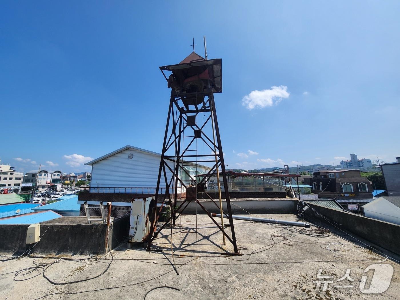 본문 이미지 - 연천군이 향토 유산으로 지정한 '전곡리 소방 사이렌탑' (연천군 제공, 재판매 및 DB금지)