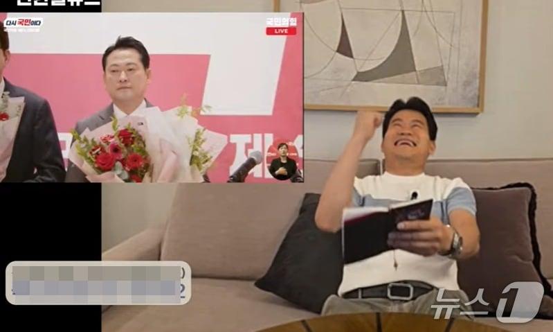 본문 이미지 - 전한길 씨가 26일 미국 워싱턴에서 유튜브 라이브 방송 도중  국민의힘 신임 당대표로 장동혁 후보가 당선되자 기쁨을 감추지 못하고 있다. &#40;유튜브 갈무리&#41; ⓒ 뉴스1  