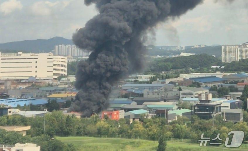 본문 이미지 - 인천 경서동 한 공장에서 불이 나 검은 연기가 치솟고 잇다. (독자제공.재판매 및 DB금지)