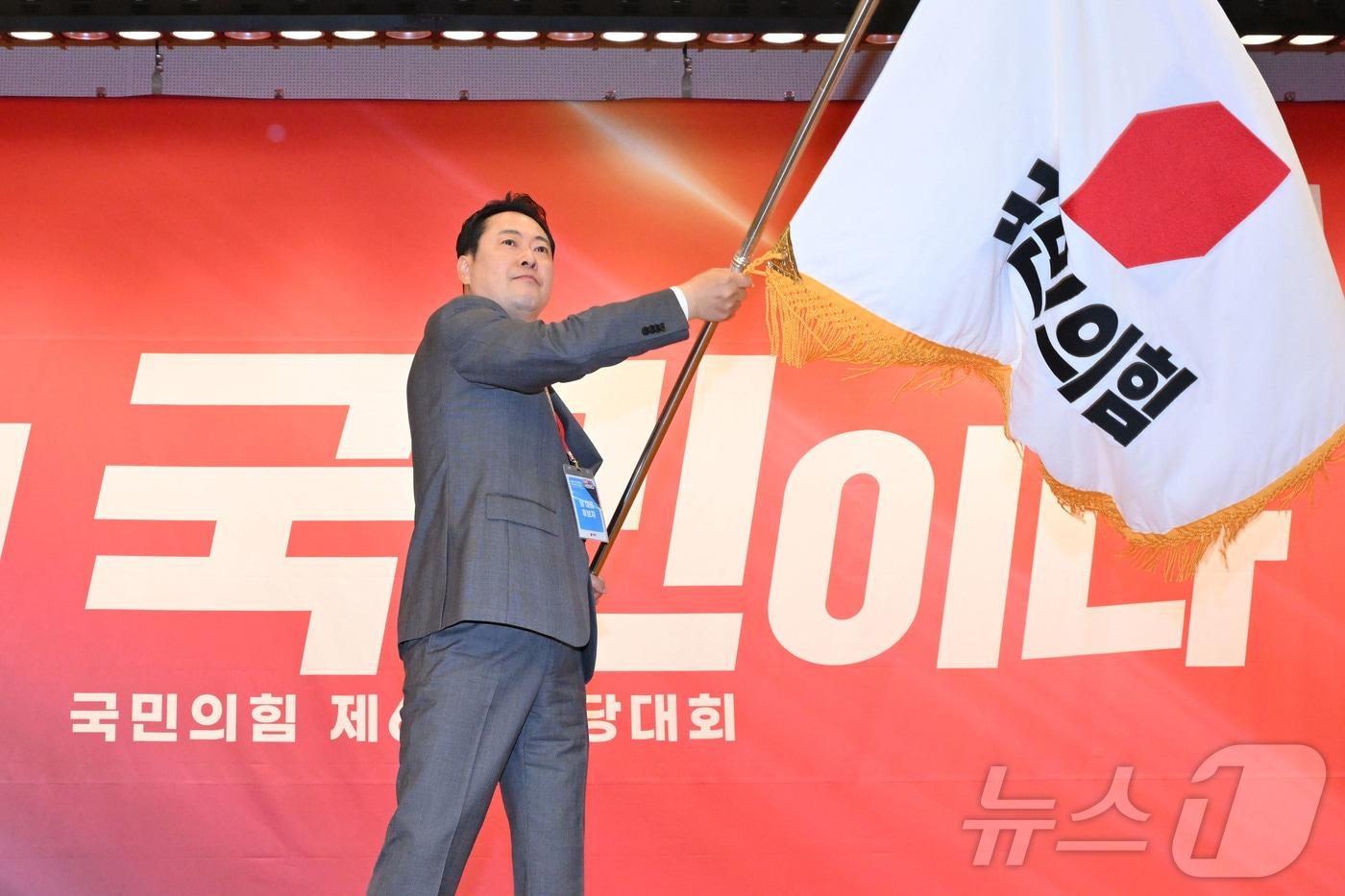 본문 이미지 - 장동혁 국민의힘 대표가 지난해 8월 26일 국회 도서관에서 열린 전당대회 결선장에서 당기를 흔들고 있다. 2025.8.26 ⓒ 뉴스1 국회사진기자단
