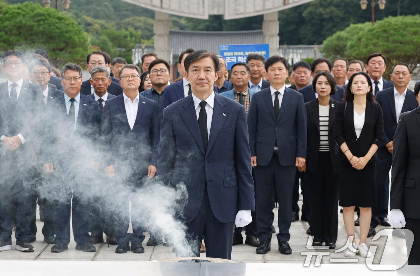 조국 조국혁신당 혁신정책연구원장이 지난 26일 광복절 특별 사면 복권 후 처음으로 호남을 방문해 광주 북구 국립5.18민주묘지를 찾아 참배하고 있다. 2025.8.26/뉴스1 ⓒ News1 김태성 기자