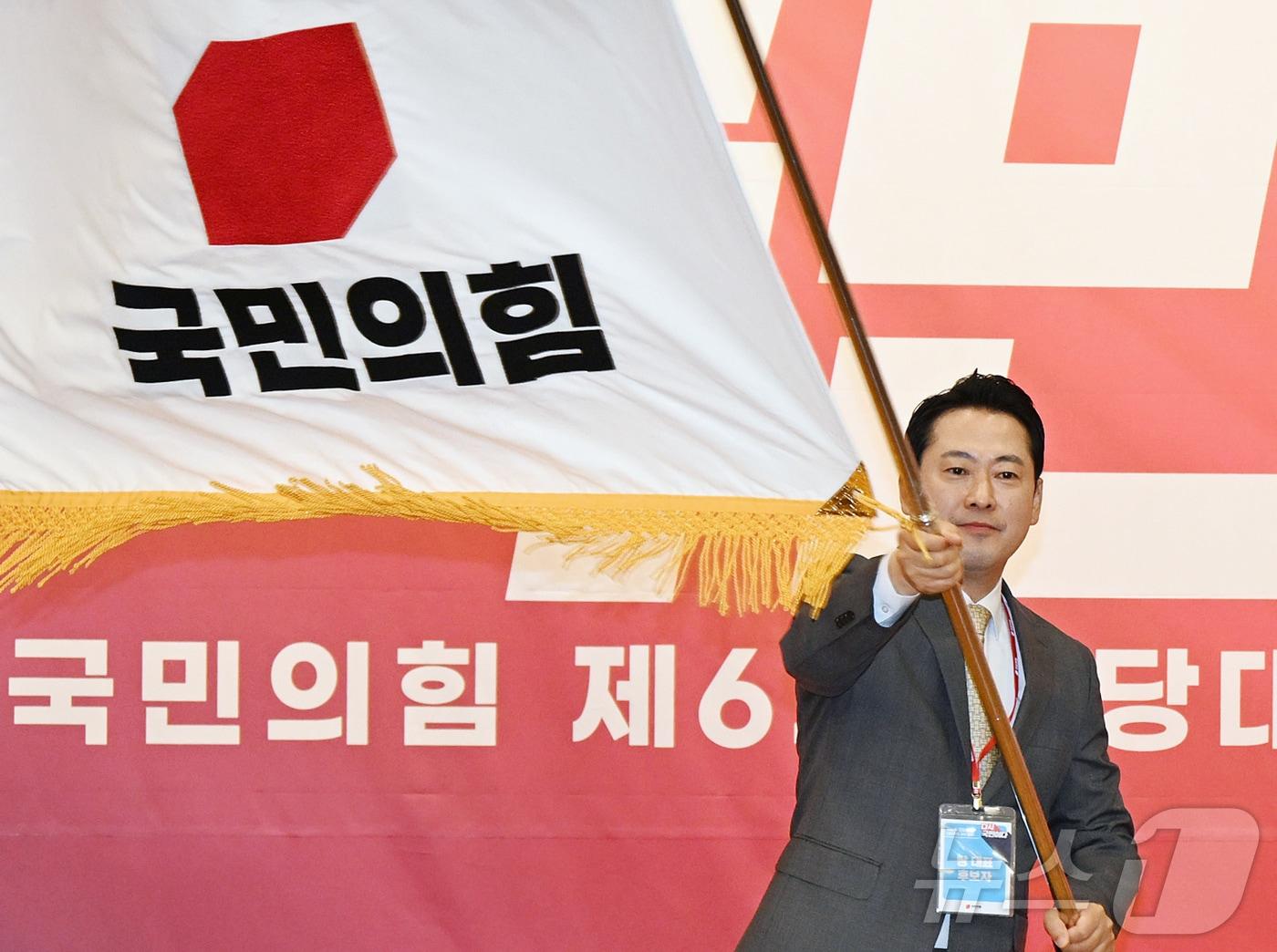 본문 이미지 - 장동혁 국민의힘 신임 당대표가 26일 오전 서울 여의도 국회 도서관에서 열린 제6차 전당대회 결선에서 당기를 흔들고 있다. 2025.8.26/뉴스1 ⓒ News1 국회사진기자단