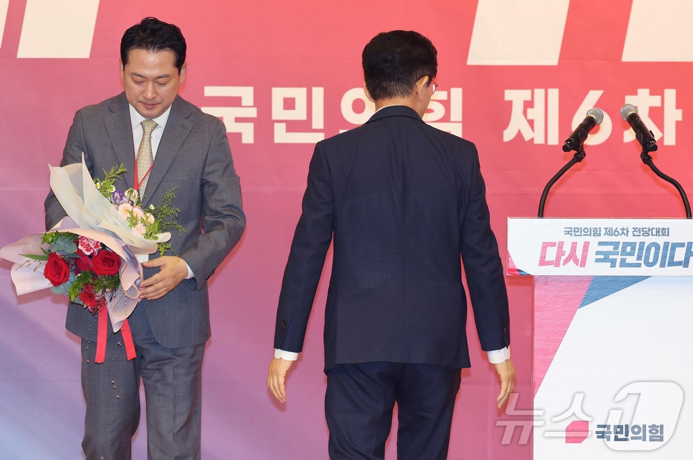 김문수 후보가 26일 서울 여의도 국회도서관에서 열린 국민의힘 제6차 전당대회 결선에서 당대표로 선출된 장동혁 후보에게 축하 인사를 한 뒤 승복 연설을 하기 위해 돌아서고 있다. 2025.8.26/뉴스1 ⓒ News1 국회사진기자단