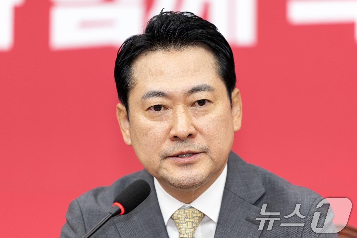 장동혁 국민의힘 신임 당대표가 26일 서울 여의도 국회에서 당선 기자회견을 하고 있다. 장 대표는 이날 오전 국회 도서관 대강당에서 열린 국민의힘 제6차 전당대회에 결선 투표에서 22만302표를 득표했다. 막판 경쟁을 벌인 김문수 후보는 21만 7935표를 득표하며 낙마했다. 2367표차다. 2025.8.26/뉴스1 ⓒ News1 이승배 기자