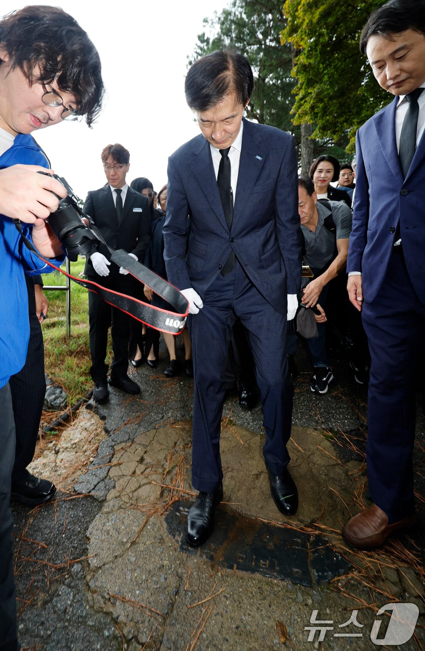 본문 이미지 - 조국 조국혁신당 혁신정책연구원장이 26일 광복절 특별 사면 복권 후 처음으로 호남을 방문해 광주 북구 국립5.18민주묘지와 민족민주열사묘역을 참배 후 전두환 비석을 밟고 있다. 2025.8.26/뉴스1 ⓒ News1 김태성 기자