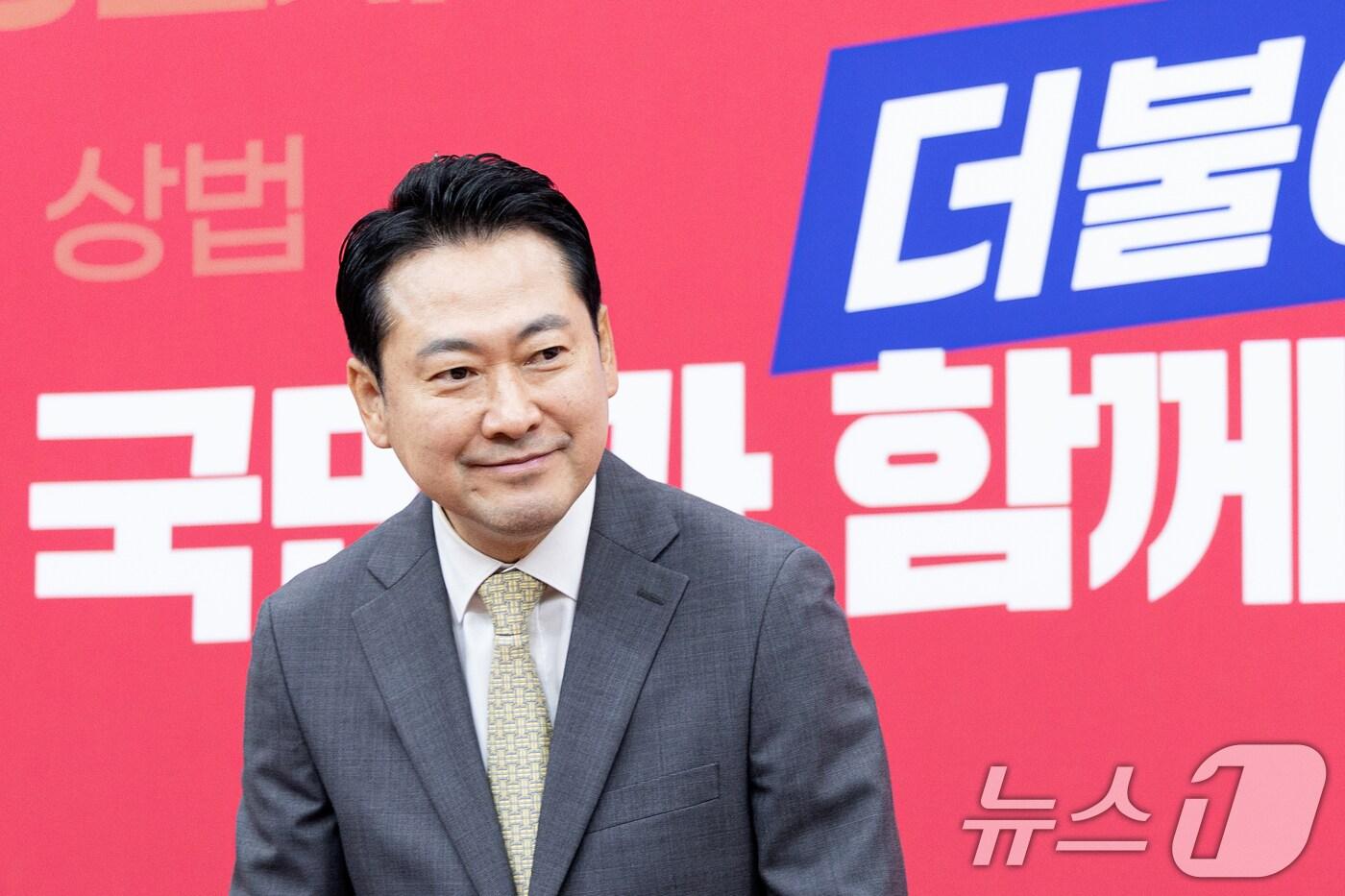 장동혁 국민의힘 신임 당대표가 26일 서울 여의도 국회에서 당선 기자회견에 앞서 인사하고 있다. 2025.8.26/뉴스1 ⓒ News1 이승배 기자