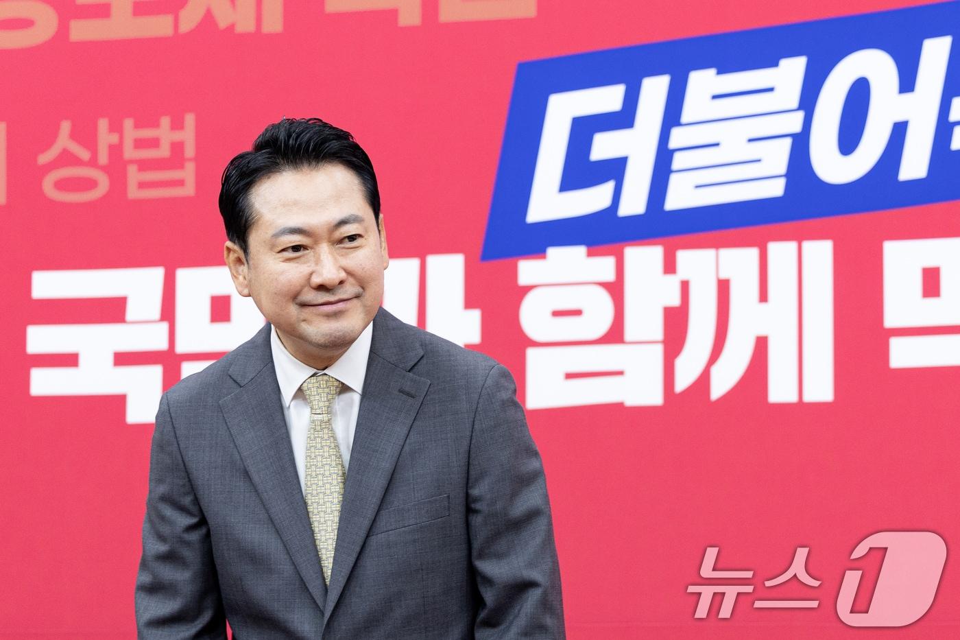 장동혁 국민의힘 신임 당대표가 26일 서울 여의도 국회에서 당선 기자회견에 앞서 인사하고 있다. 2025.8.26/뉴스1 ⓒ News1 이승배 기자