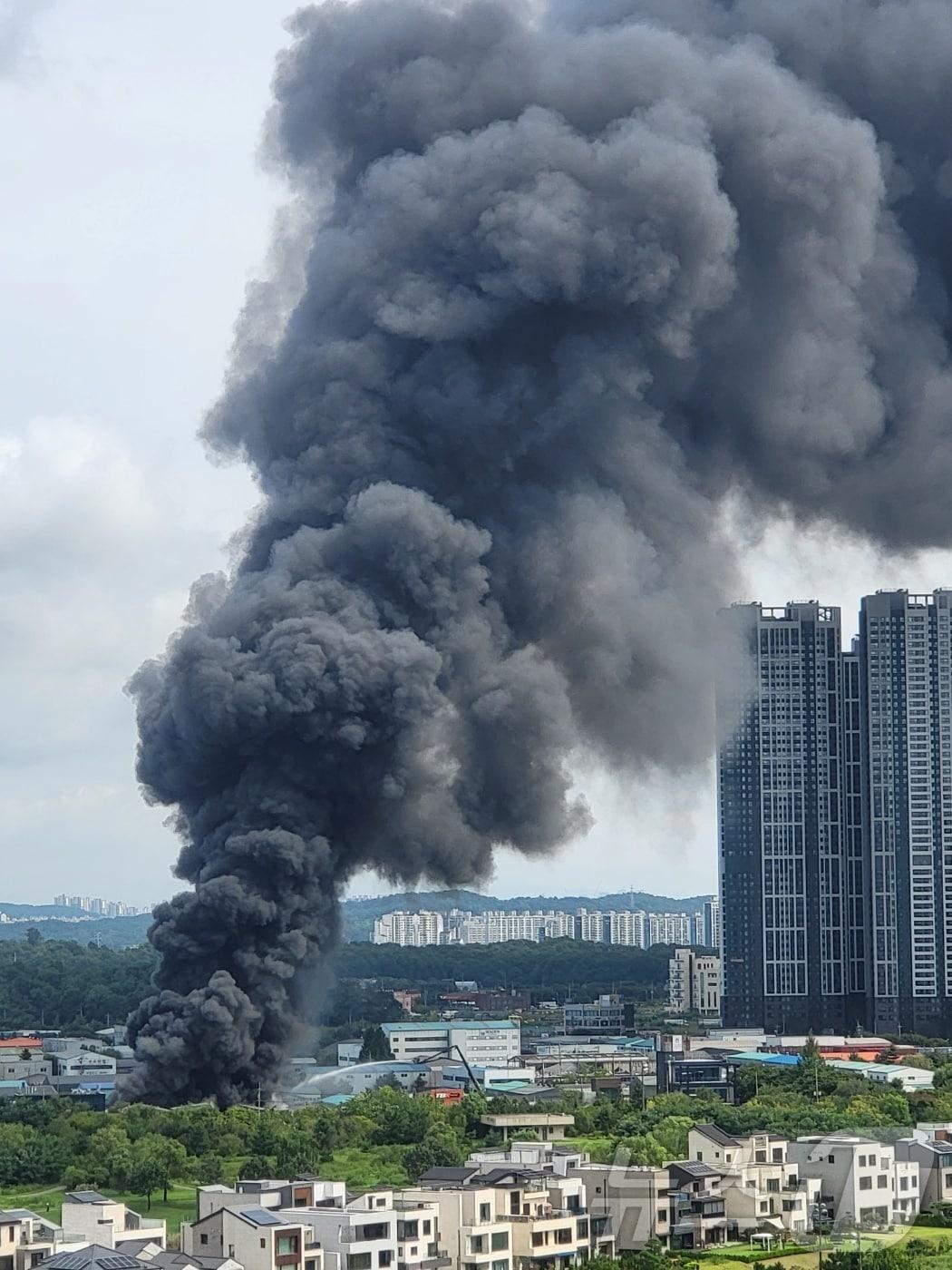 본문 이미지 - 26일 오전 10시49분쯤 인천 서구 경서동 공장서 불이 나 검은 연기가 치솟고 있다. 신고를 접수한 소방 당국은 인명·재산 피해를 확인하는 동시에 화재 진압에 나선 상태다.(인천소방본부 제공.재판매 및 DB금지) 2025.8.26/뉴스1 ⓒ News1 이시명 기자