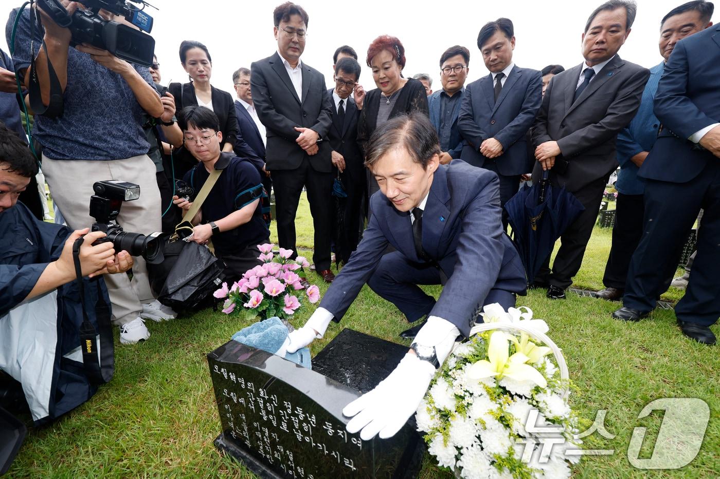 조국 조국혁신당 혁신정책연구원장이 26일 광복절 특별 사면 복권 후 처음으로 광주 북구 국립5.18민주묘지를 참배후 정동년 선생 묘를 찾아 묘비를 어루 만지고 았다. 2025.8.26/뉴스1 ⓒ News1 김태성 기자