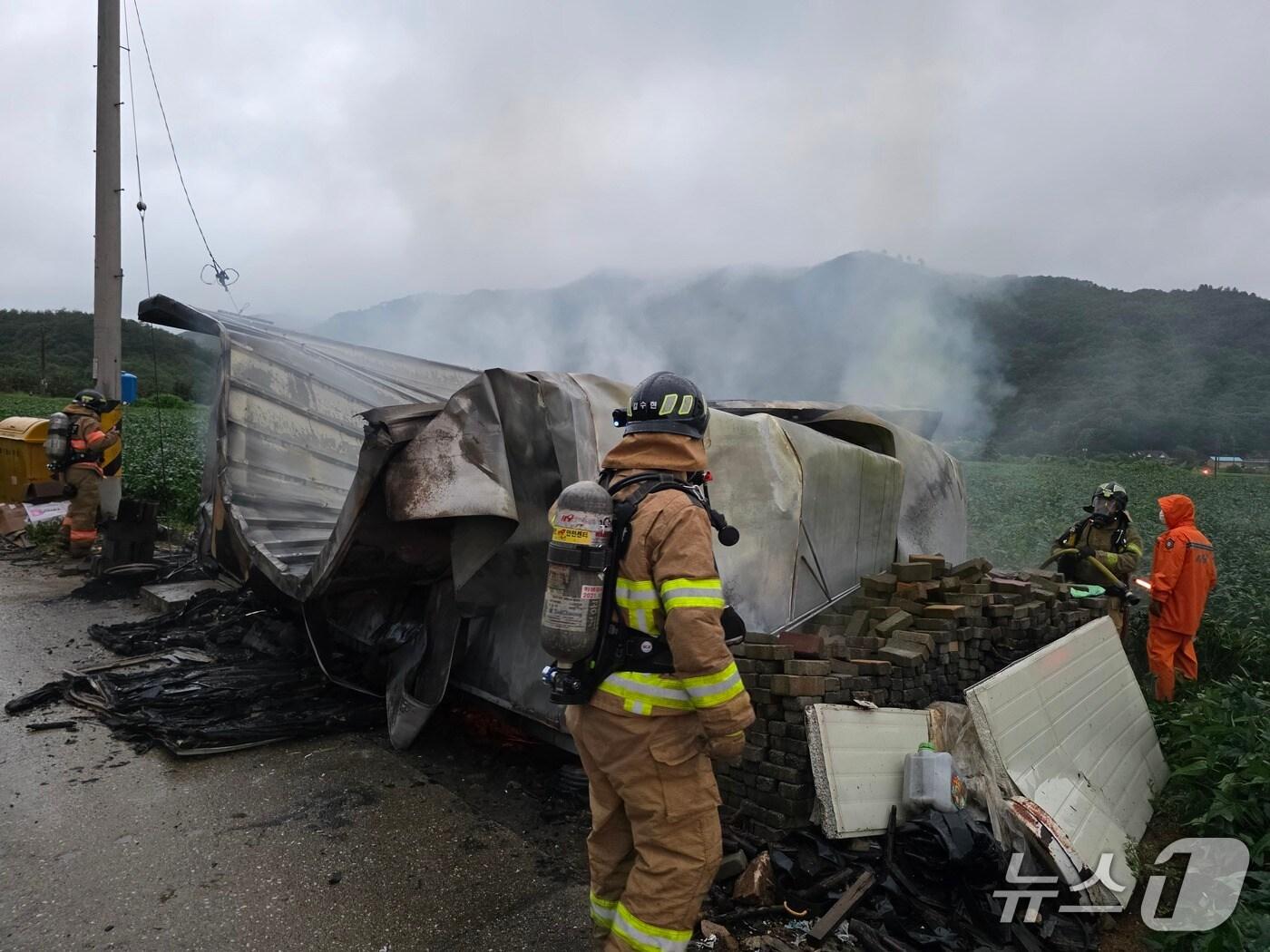 본문 이미지 - 26일 오전 5시55분쯤 충북 제천시 백운면 화당리 한 농막용 컨테이너에서 불이 나 소방당국이 화재를 진압하고 있다.2025.8.26(제천소방서 제공, 재판매 및 DB금지) /뉴스1