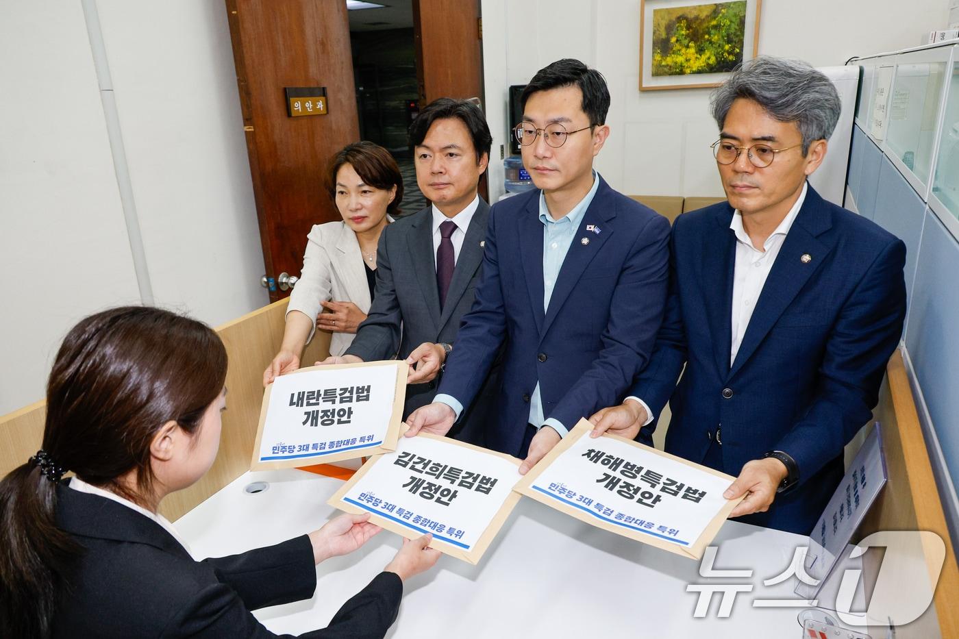 더불어민주당 3대 특검 종합대응 특별위원회 김기표&#40;오른쪽부터&#41;, 장경태, 김현정, 서미화 의원이 26일 서울 여의도 국회 의안과에 3대 특검법&#40;내란특검, 김건희 특검, 채해병 특검&#41; 개정안을 제출하고 있다. 2025.8.26/뉴스1 ⓒ News1 안은나 기자