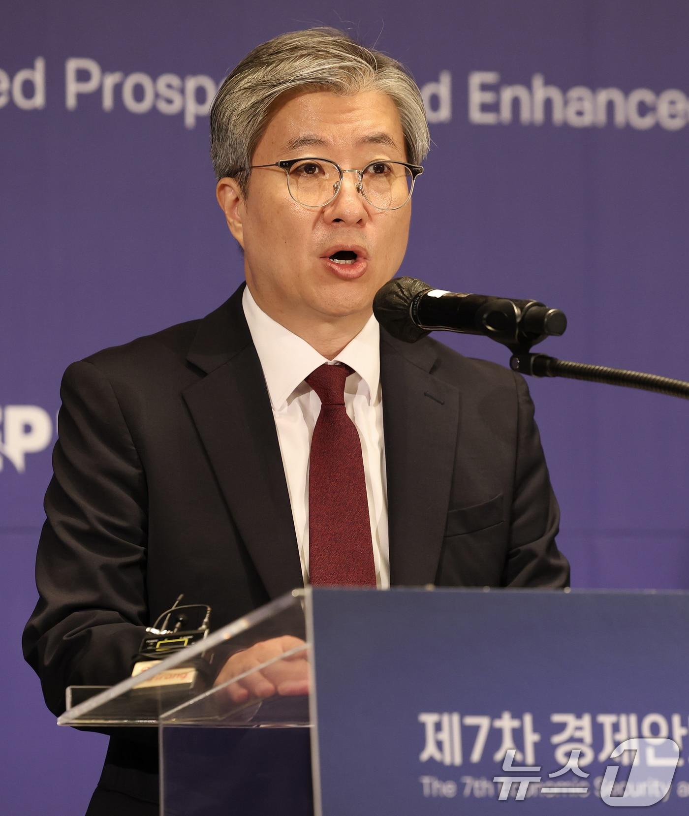 본문 이미지 - 26일 오전 서울 종로구 포시즌스호텔에서 열린 제7차 경제안보외교포럼에서 김희상 외교부 경제외교조정관이 개회사를 하고 있다. 이날 포럼은 '한미 경제 협력의 미래, 공동 번영과 강화된 회복력'을 주제로 개최됐다. 2025.8.26/뉴스1 ⓒ News1 오대일 기자