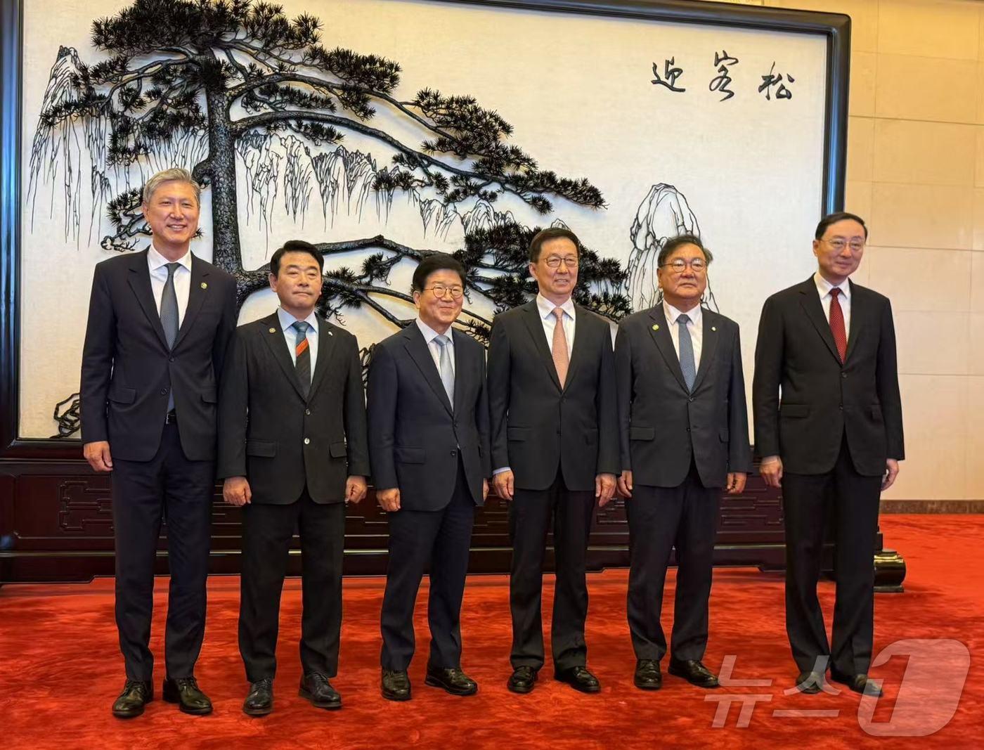 본문 이미지 - 박병석 전 국회의장을 단장으로 하는 대통령 특사단이 26일 중국 베이징 인민대회당에서 한정 국가부주석과 만났다. 사진 왼쪽부터 노재헌 동아시아문화센터 이사장, 박정 더불어민주당 의원, 박병석 전 국회의장, 한정 부주석, 김태년 의원, 쑨웨이둥 중국 외교부 부부장. (베이징특파원 공동취재단) ⓒ News1 정은지 특파원