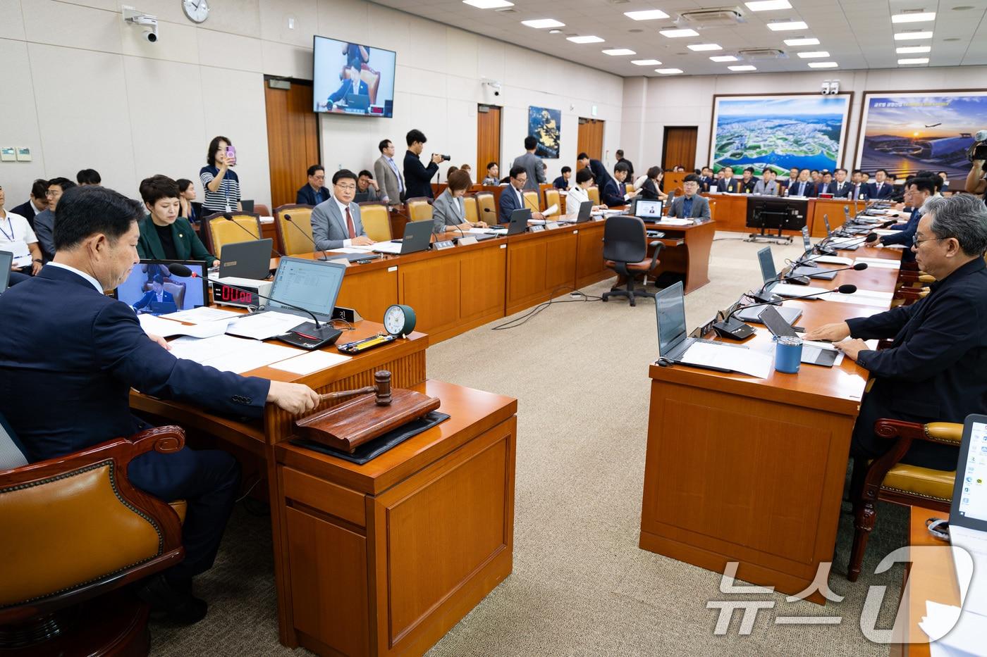 권영진 위원장이 26일 서울 여의도 국회에서 열린 제428회 국회(임시회) 12.29여객기참사진상규명과피해자및유가족의피해구제를위한특별위원회 제6차 전체회의에서 의사봉을 두드리고 있다. 2025.8.26/뉴스1 ⓒ News1 유승관 기자