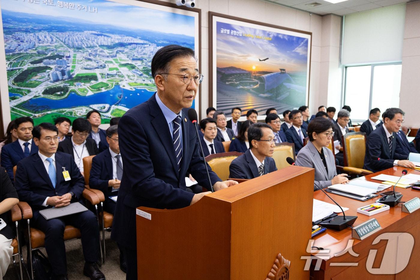 김윤덕 국토교통부 장관이 지난 8월 26일 서울 여의도 국회에서 열린 제428회 국회(임시회) 12.29여객기참사진상규명과피해자및유가족의피해구제를위한특별위원회 제6차 전체회의에 출석해 현안 보고를 하고 있다. 2025.8.26/뉴스1 ⓒ News1 유승관 기자