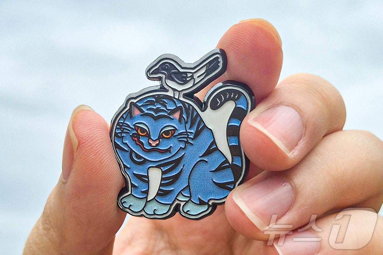 본문 이미지 - 한국민화뮤지엄의 공식 아트숍 '율아트'가 제작한 까치호랑이 배지.(한국민화뮤지엄 제공, 재배포 및 DB 금지)/뉴스1