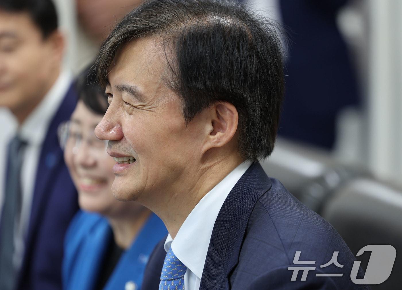 본문 이미지 - 특별사면 후 광주를 찾은 조국 혁신정책연구원장이 26일 광주 서구 쌍촌동천주교 광주대교구청에서 옥현진 광주대교구 교구장을 예방해 대화를 나누며 미소짓고 있다. 2025.8.26/뉴스1 ⓒ News1 박지현 기자