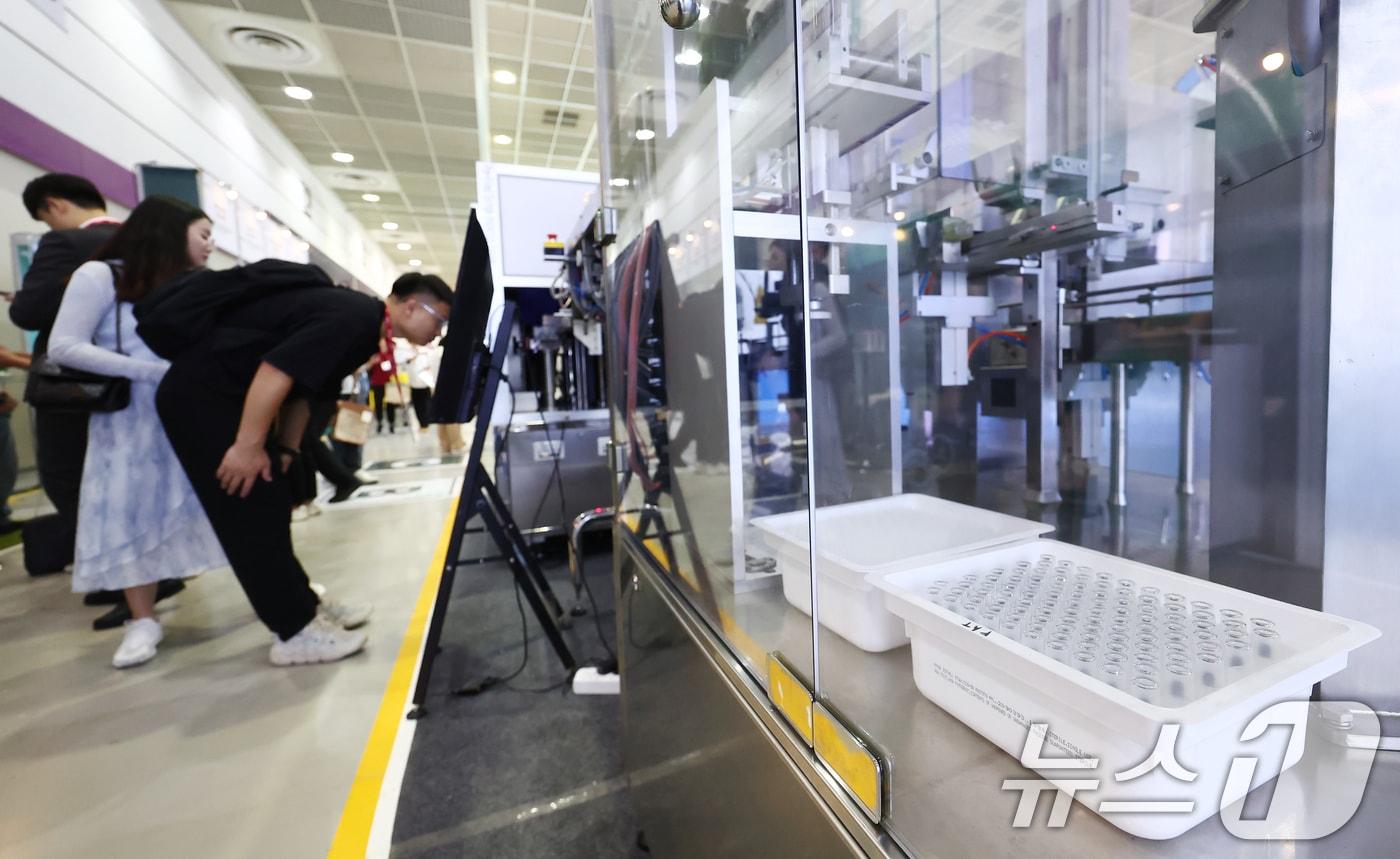 세계 제약·바이오·건강기능 산업 전시회에서 관람객들이 고속 프리필드시린지 이물 검사기 등 장비를 살펴보고 있다. 2025.8.26/뉴스1 ⓒ News1 김민지 기자