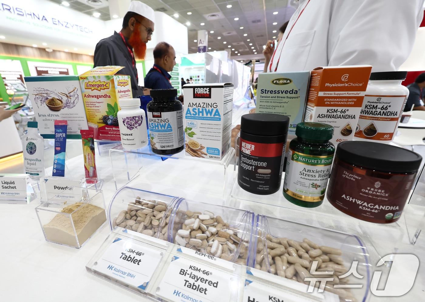 본문 이미지 - 지난해 8월 서울 강남구 코엑스에서 열린 세계 제약·바이오·건강기능 산업 전시회에서 관람객들이 건강기능식품을 둘러보고 있다. 2025.8.26 ⓒ 뉴스1 김민지 기자