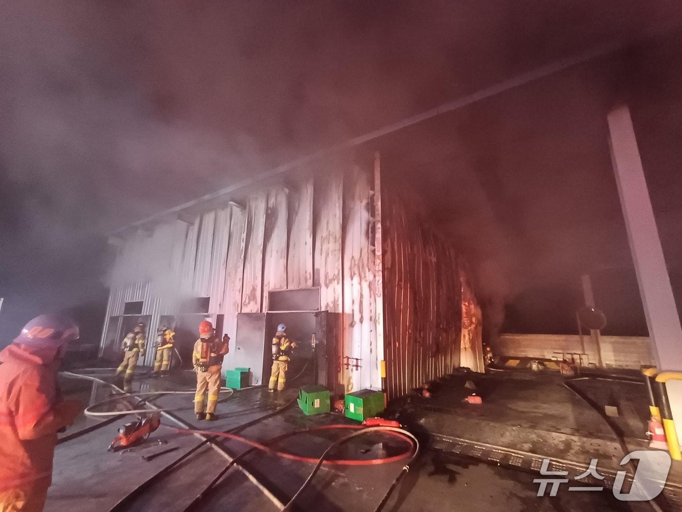 본문 이미지 - 동두천 군부대 창고 화재&#40;경기도북부소방재난본부 제공. 재판매 및 DB 금지&#41;/뉴스1