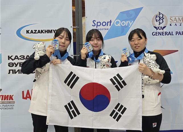 본문 이미지 - 아시아사격선수권대회 25m 권총 여자 일반부 단체전에서 금메달을 차지한 김예진, 원채은, 한승현(왼쪽부터)(대한사격연맹 제공)