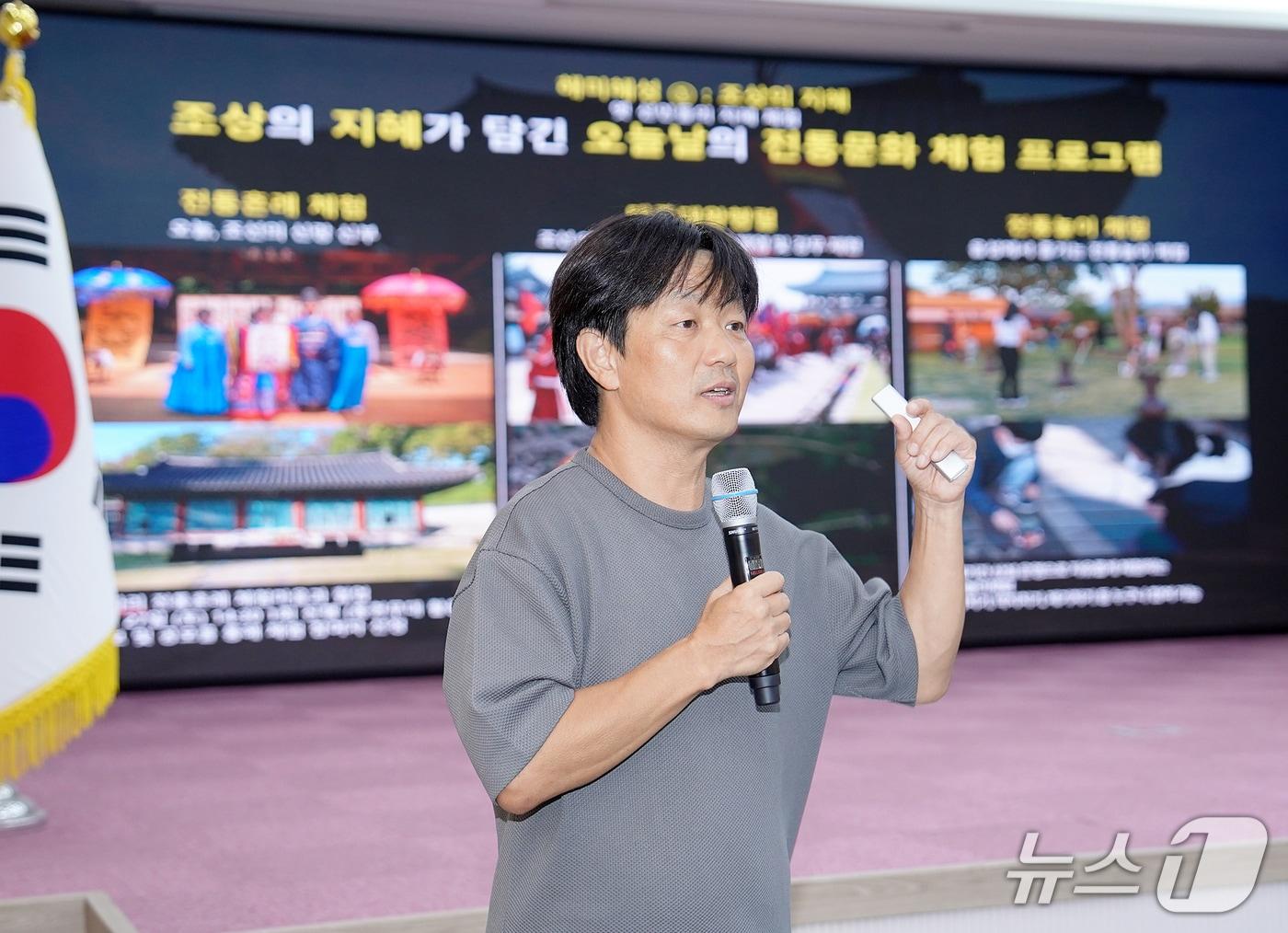 본문 이미지 - 26일 시청 대회의실에서 류재현 서산해미읍성축제 총감독이 오는 9월 26일부터 28일까지 열릴 제22회 서산해미읍성축제에대 설명하고 있다.(서산시 제공. 재판매 및 DB금지)2025.8.26/뉴스1