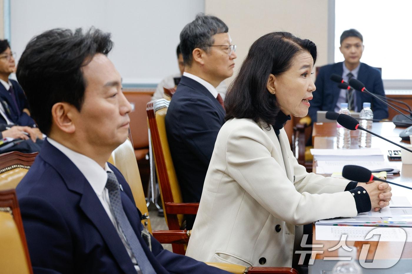 이진숙 방송통신위원장이 26일 서울 여의도 국회에서 열린 과학기술정보방송통신위원회 제428회국회&#40;임시회&#41; 제2차 전체회의에 출석해 의원 질의에 답하고 있다. 왼쪽부터 박장범 KBS 사장, 이 위원장, 김유열 EBS 사장. 2025.8.26/뉴스1 ⓒ News1 안은나 기자