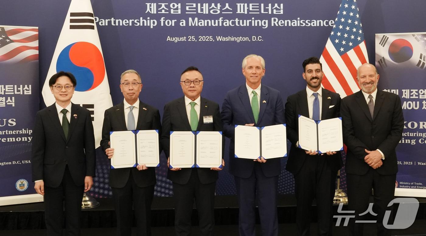 25일&#40;현지시각&#41; 미국 워싱턴 D.C.에서 ‘한미 비즈니스 라운드 테이블’ 직후 진행된 SMR 사업협력을 위한 양해각서&#40;MOU&#41; 체결식에서 참석자들이 기념촬영을 하고 있다. 왼쪽부터 김정관 산업통상자원부 장관, 박지원 두산에너빌리티 회장, 황주호 한수원 사장, 클레이 셀&#40;Clay Sell&#41; 엑스-에너지 CEO, 레이 포코우리&#40;Ray Fakhoury&#41; AWS 에너지정책 관리자, 하워드 러트닉&#40;Howard Lutnick&#41; 미국 상무부 장관.&#40;두산에너빌리티 제공&#41;