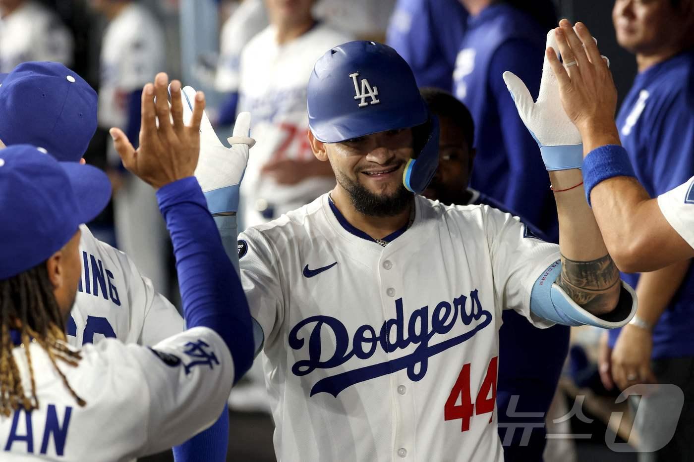 LA 다저스 앤디 파헤스가 26일(한국시간) 열린 2025 메이저리그 신시내티 레즈전에서 홈런 두 방을 터뜨려 팀의 7-0 승리를 이끌었다.  ⓒ AFP=뉴스1