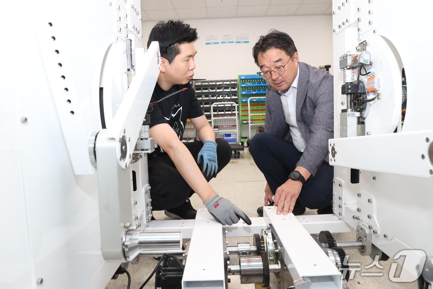 오른쪽이 조달청 강희훈 신성장조달기획관(조달청 제공.재판매 및 DB금지)/뉴스1