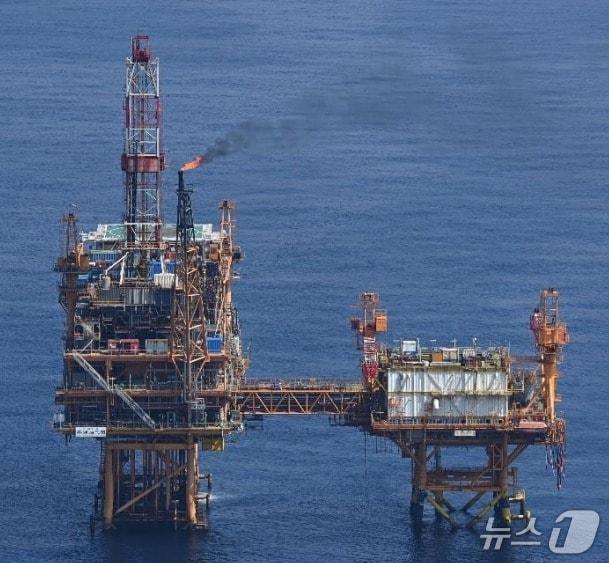 본문 이미지 - 일본 외무성은 25일 동중국해의 중간선 서쪽에 중국 측 구조물이 설치됐다며 중국 측에 항의했다고 밝혔다. <일본 외무성>