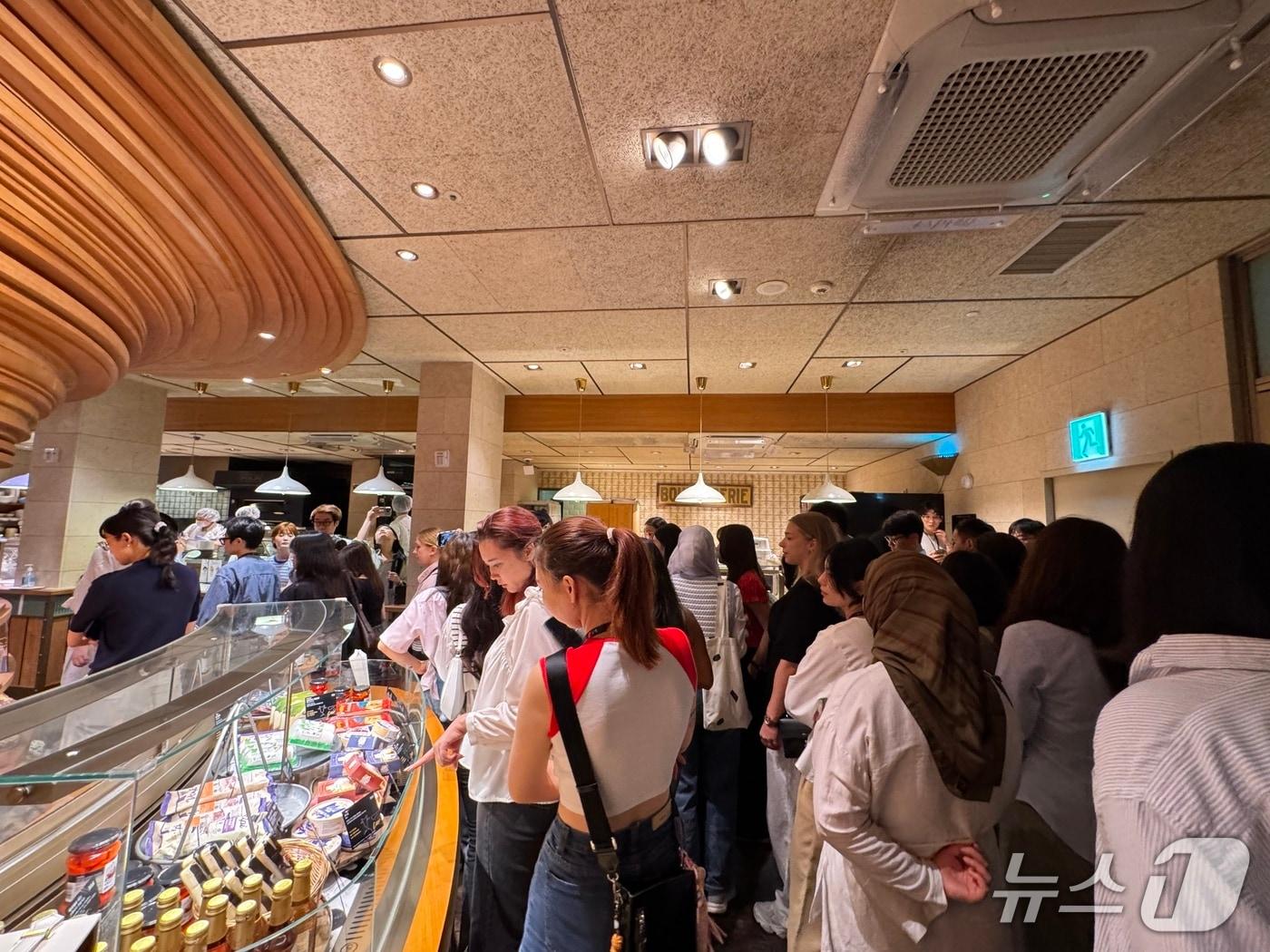 본문 이미지 - 뉴스1 &#39;K-브랜드 글로벌 캠프&#39;의 외국인 참가자들이 서울 용산구 한남동에 위치한 SPC그룹의 하이엔드 베이커리 브랜드 &#39;패션5&#39; 매장을 둘러보고 있다./뉴스1 ⓒ News1 송송이 기자