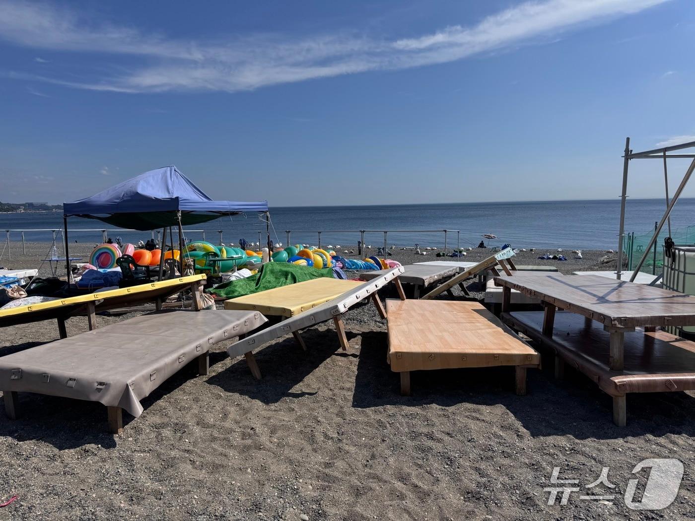 본문 이미지 - 26일 울산 북구 강동해변에 무단으로 설치된 평상이 철거되고 있다.2025.8.26./뉴스1 ⓒ News1 김세은 기자