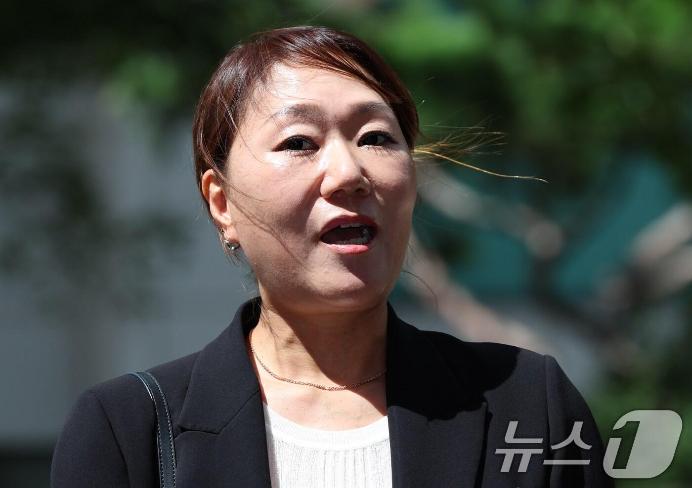 '명태균 게이트' 폭로자인 강혜경 씨가 26일 서울 마포구 서울경찰청 광역수사단에서 이준석 개혁신당 대표의 여론조사비 대납 의혹 참고인 신분으로 출석하며 취재진의 질문에 답변하고 있다. 2025.8.26/뉴스1 ⓒ News1 김명섭 기자