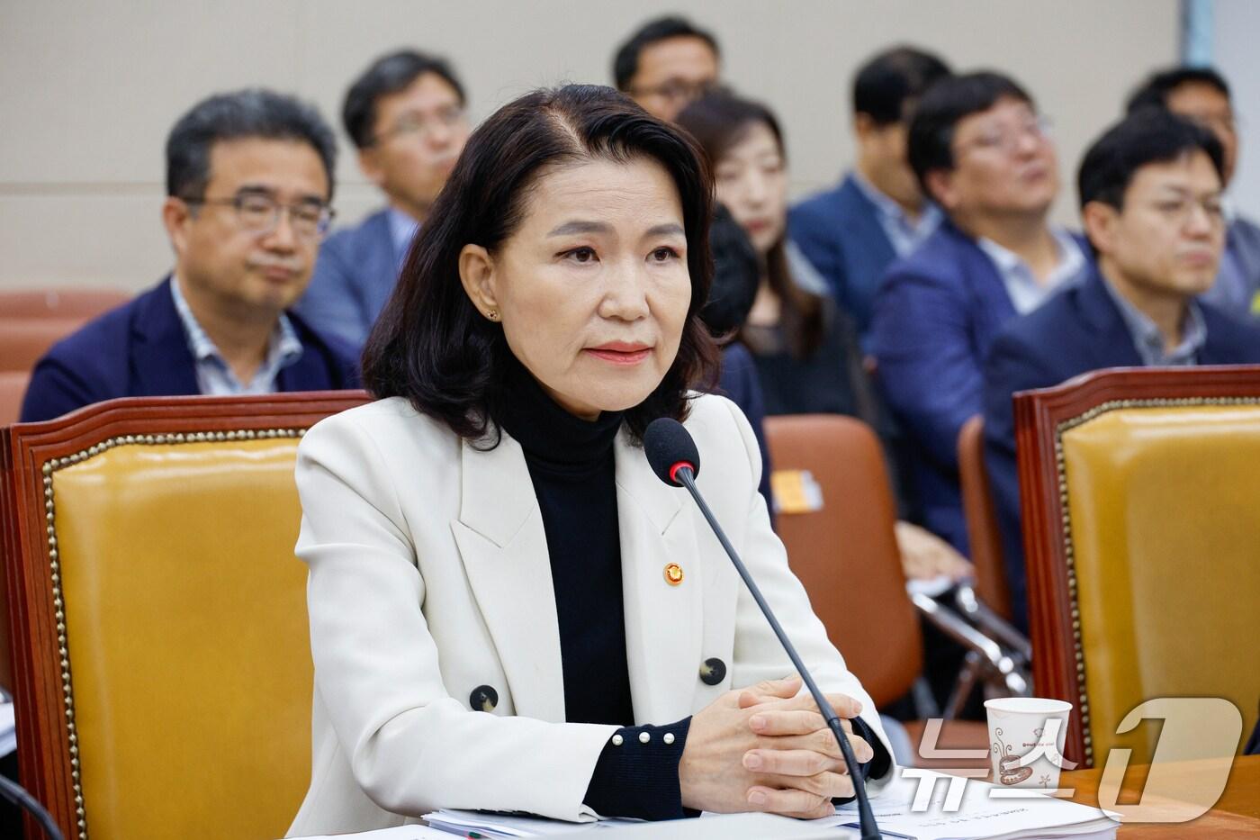 이진숙 방송통신위원장이 26일 서울 여의도 국회에서 열린 과학기술정보방송통신위원회 제428회국회&#40;임시회&#41; 제2차 전체회의에 출석해 의원 질의에 답하고 있다. 2025.8.26/뉴스1 ⓒ News1 안은나 기자