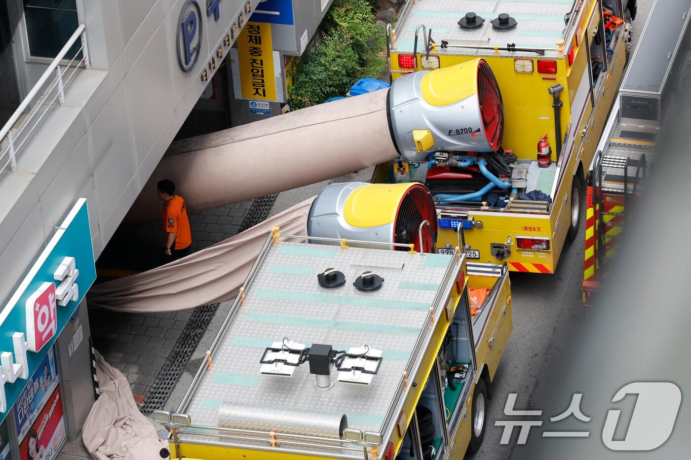 26일 이산화탄소 설비 파손으로 가스 누출 사고가 발생한 광주 서구 농성동 한 의료기관 주차장에서 소방당국이 가스 배출작업을 하고 있다. 2025.8.26/뉴스1 ⓒ News1 김태성 기자