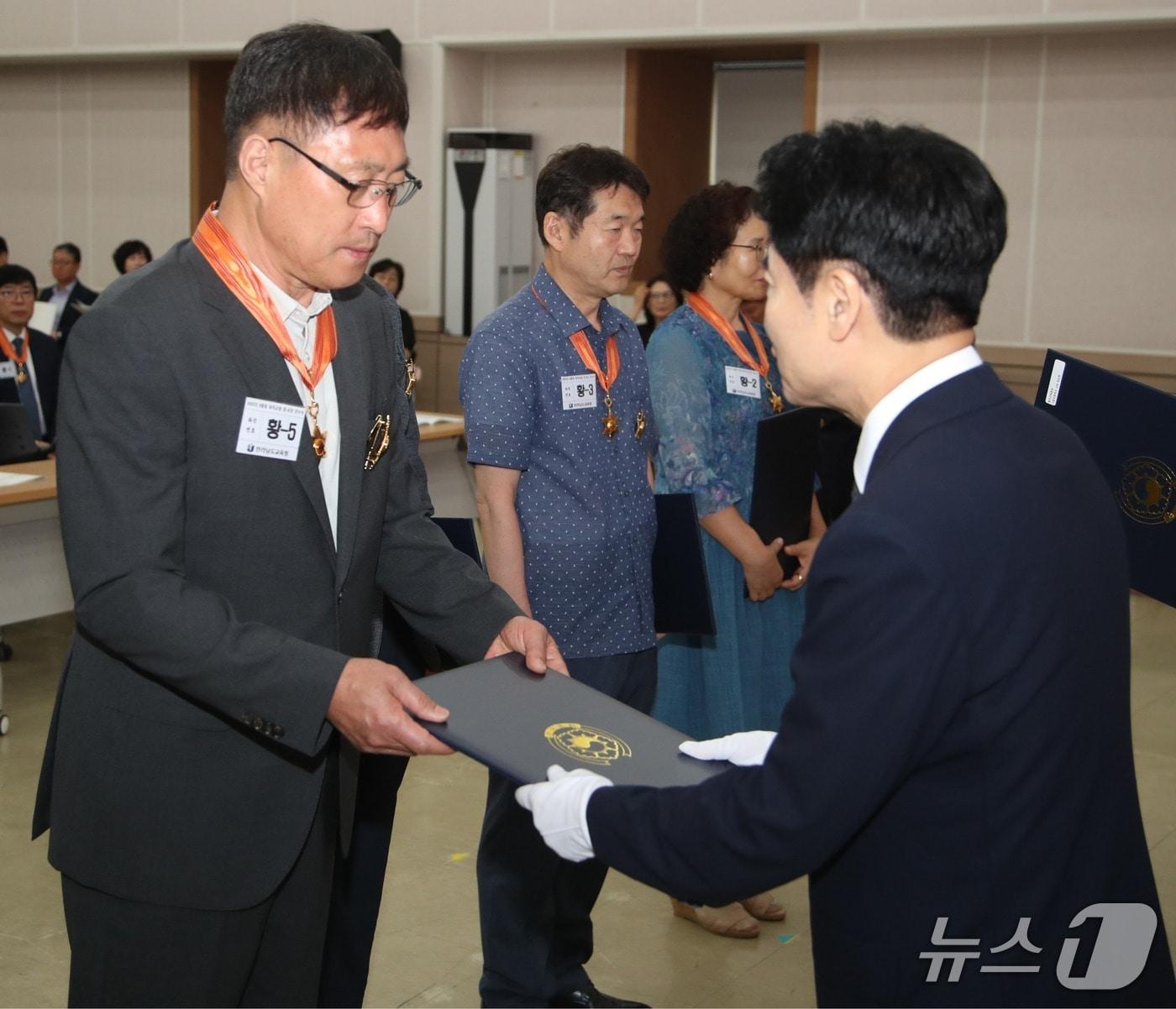 본문 이미지 - 김대중 전남교육감이 퇴직교원에 훈포장을 전수하고 있다. &#40;전남교육청 제공, 재판매 및 DB 금지&#41;/뉴스1