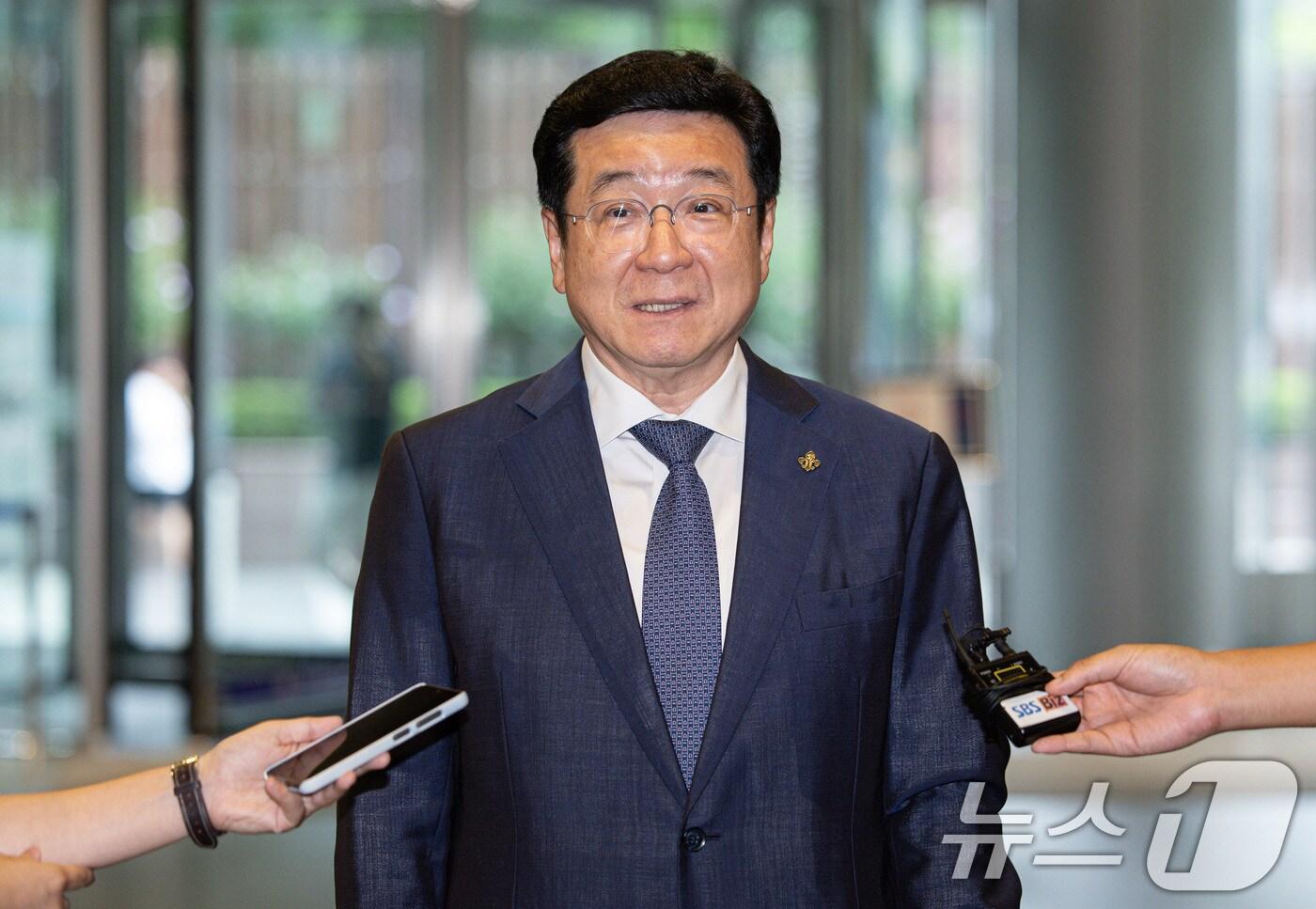 이찬희 삼성 준법감시위원회&#40;준감위&#41; 위원장이 26일 오후 서울 서초구 삼성생명 사옥에서 열린 준감위 정례회의에 참석하며 취재진의 질문에 답하고 있다. 2025.8.26/뉴스1 ⓒ News1 이재명 기자