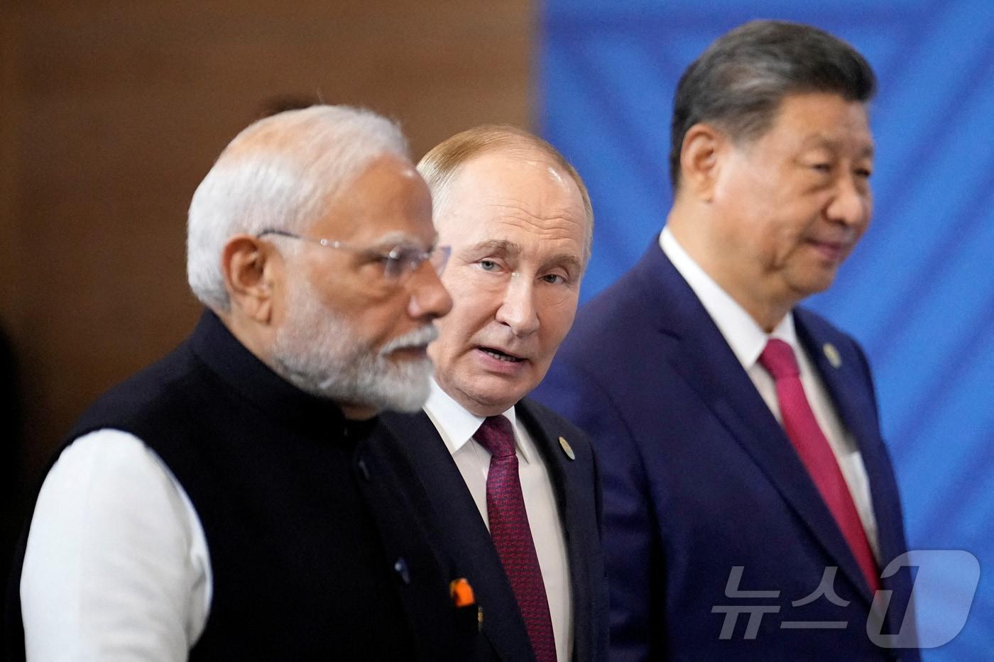인도 총리 나렌드라 모디, 러시아 대통령 블라디미르 푸틴, 중국 국가주석 시진핑이 2024년 10월 23일 러시아 카잔에서 열린 브릭스(BRICS) 정상회의 본회의에 앞서 촬영 행사에 참석하고 있다.2024.10.23. ⓒ 로이터=뉴스1 ⓒ News1 권영미 기자