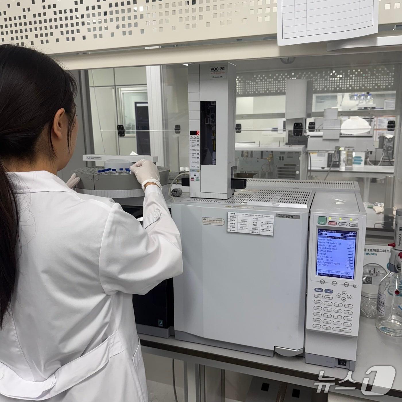 본문 이미지 - 집단급식소 농산물 검사 모습.(전남도 제공. 재판매 및 DB금지)2025.8.26/뉴스1