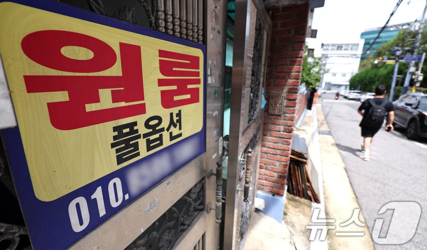 본문 이미지 - 26일 서울의 한 대학가에 원룸 홍보물이 붙어 있다. ⓒ 뉴스1 구윤성 기자