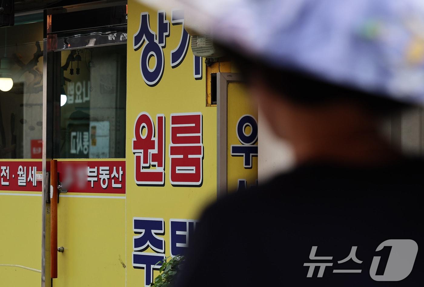 본문 이미지 - 26일 서울의 한 부동산에 원룸 홍보물이 붙어 있다.. 2025.8.26 ⓒ 뉴스1 구윤성 기자