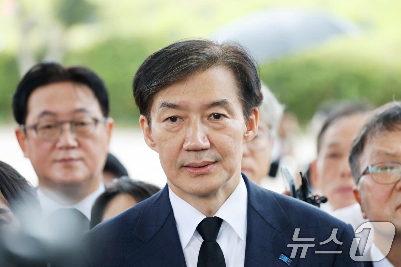 조국 조국혁신당 혁신정책연구원장이 8월 26일 광주시 북구 국립5.18민주묘지를 참배 후 취재진 질문에 답하고 있다. 2025.8.26/뉴스1 ⓒ News1 김태성 기자