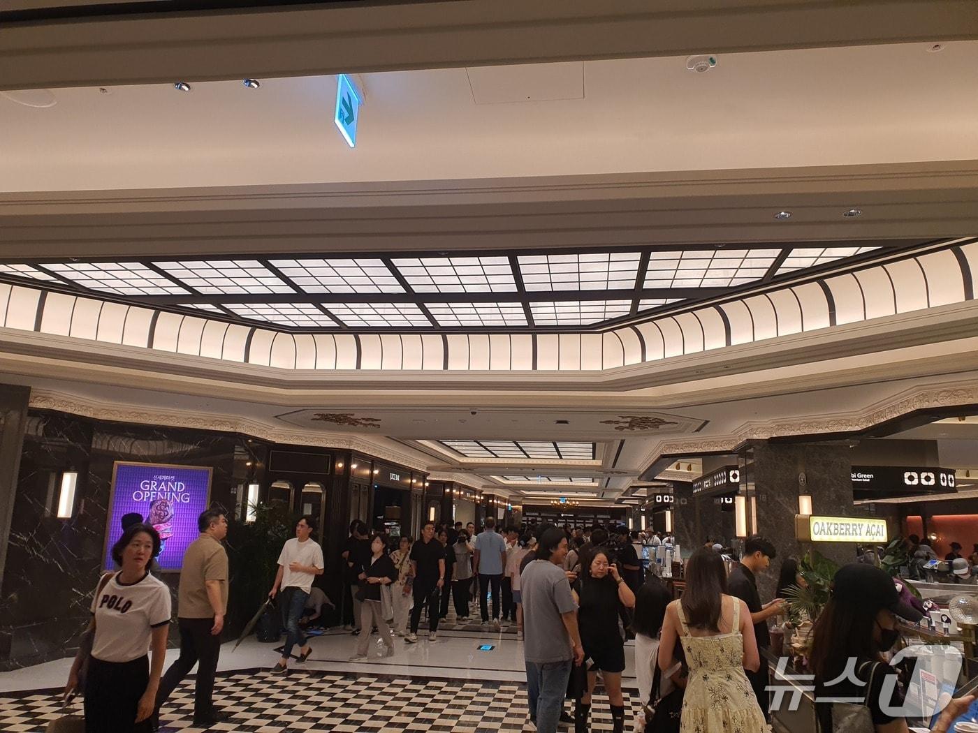 본문 이미지 - 26일 신세계 강남점 &#39;프리미엄 델리 전문관&#39; 입구.