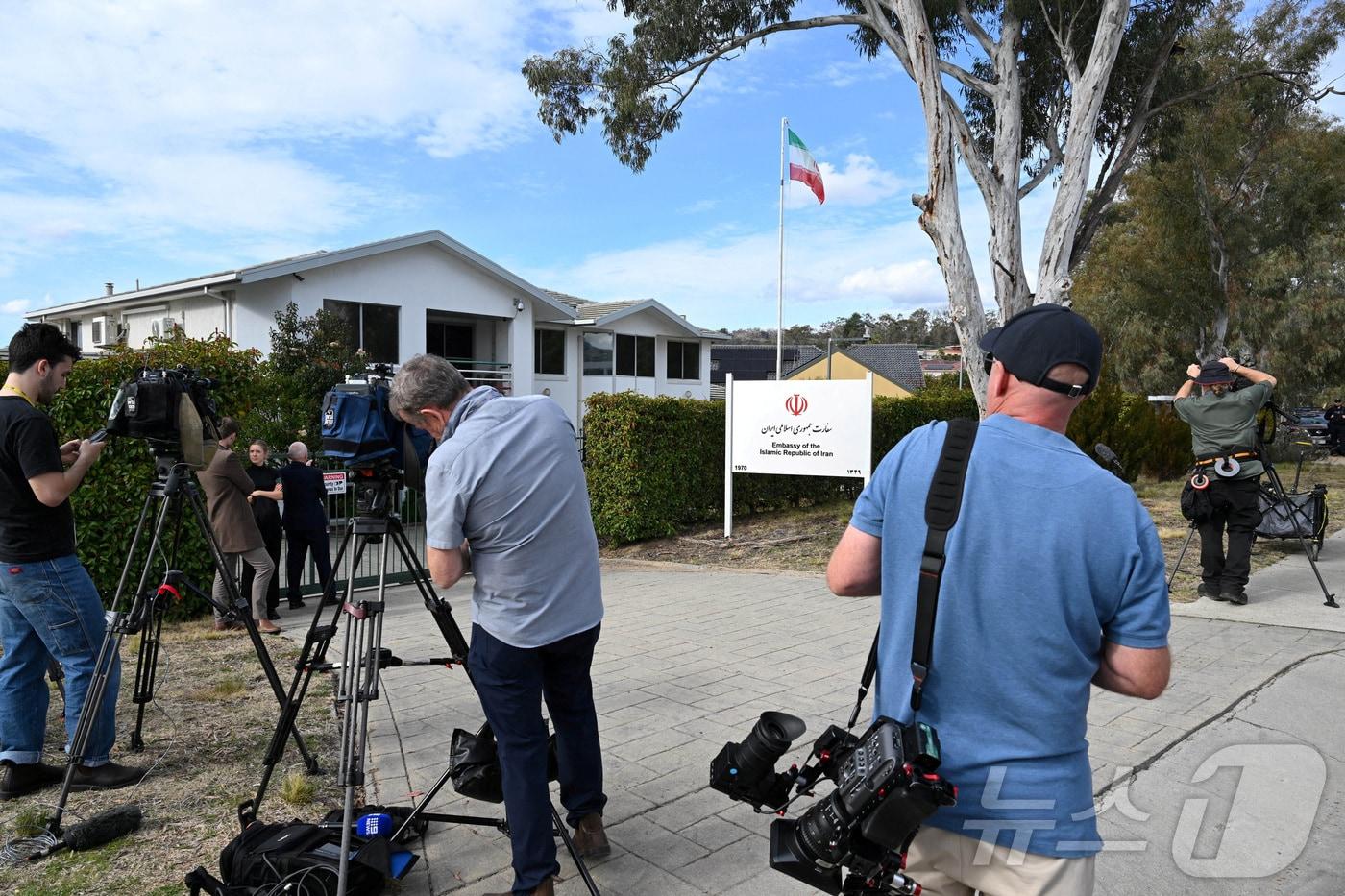 호주 캔버라 주재 이란 이슬람 공화국 대사관 밖에서 취재진이 26일(현지시간) 대기하고 있다. AFP 통신은 호주 정부가 이날 이란 대사에게 7일 이내 출국하라고 명령했다고 보도했다. ⓒ 로이터=뉴스1 ⓒ News1 김경민 기자