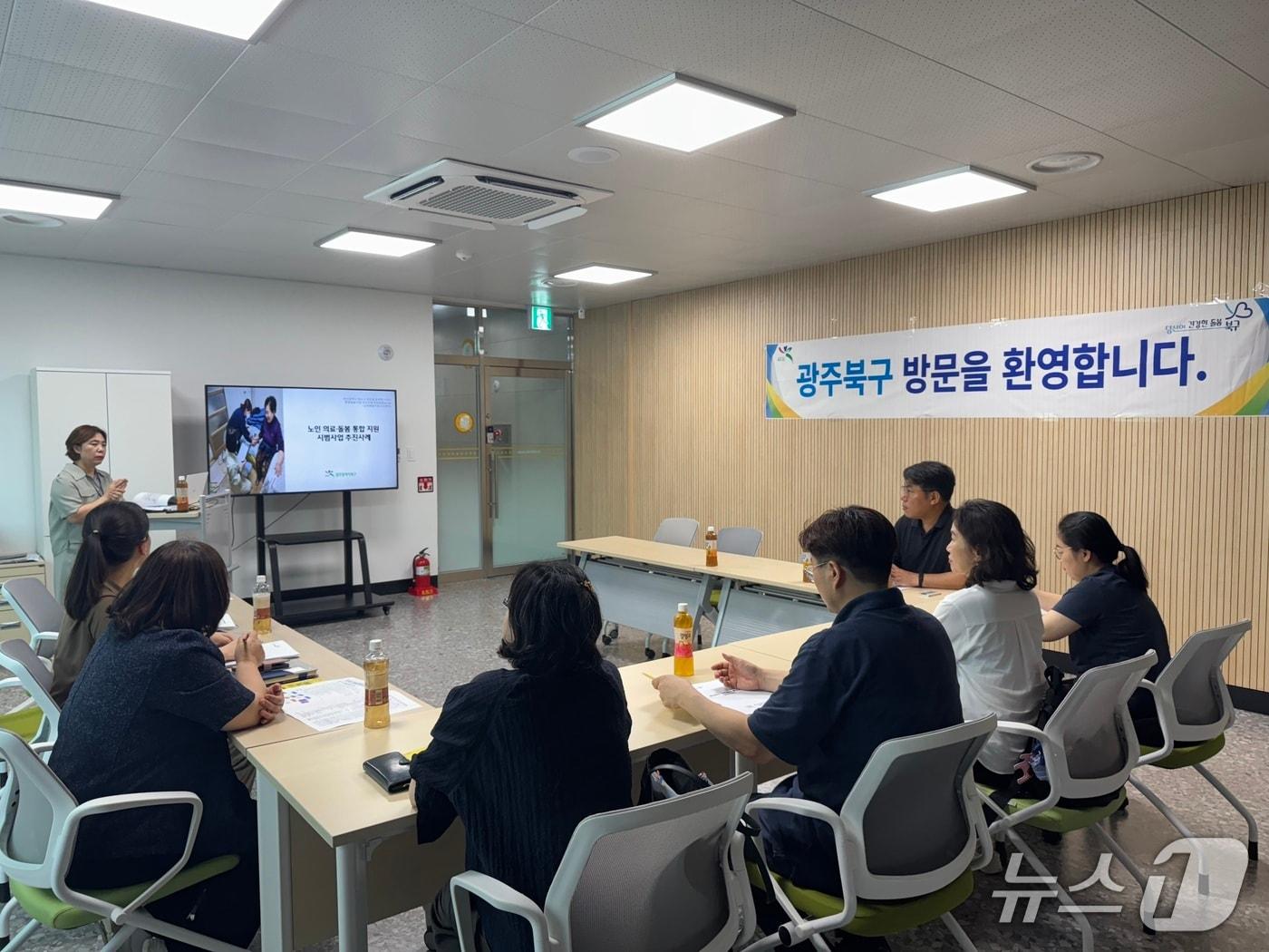 본문 이미지 - 광주 북구의 통합돌봄 사례를 벤치마킹하기 위해 찾은 부산 영도구 관계자들의 모습&#40;광주 북구 제공. 재판매 및 DB 금지&#41;